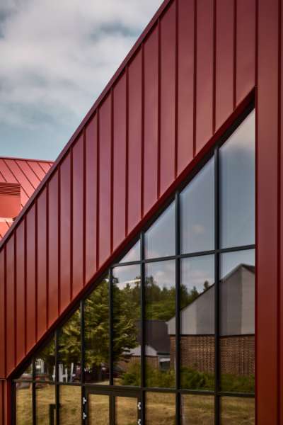 Steel profiles form the framework when space is provided for sports, learning, and play in Vestbjerg, Vestbjerg Idrætshal, Bakmøllevej 280, 9380 Vestbjerg, Denmark